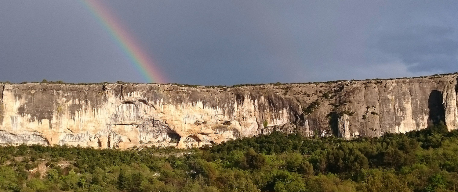 falaise de Lioux Gordes Luberon chambre d'hotes